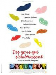 Des gens qui s’embrassent